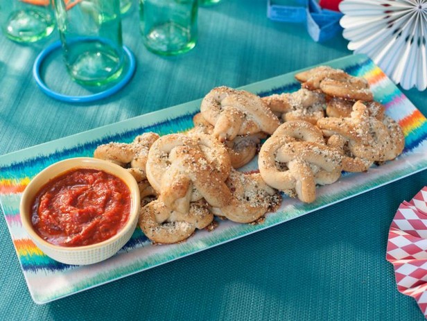 Weiche Brezeln aus Pizzateig