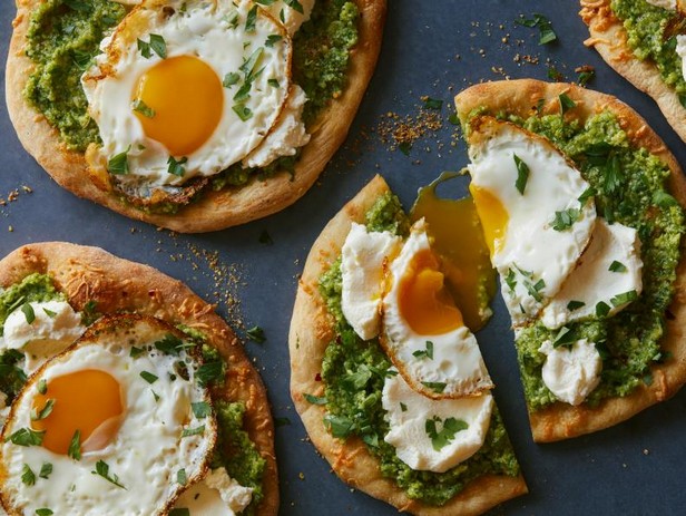 Frühstückspizza mit Spiegelei, Ricotta und Pesto