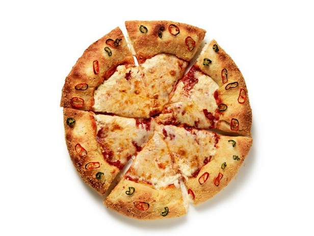 Pizza mit einem Boden gefüllt mit Frischkäse und Jalapeños