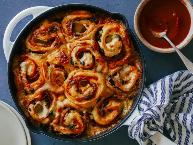 Pizza mit Wurst und Käse (Pizzaröllchen) in der Pfanne