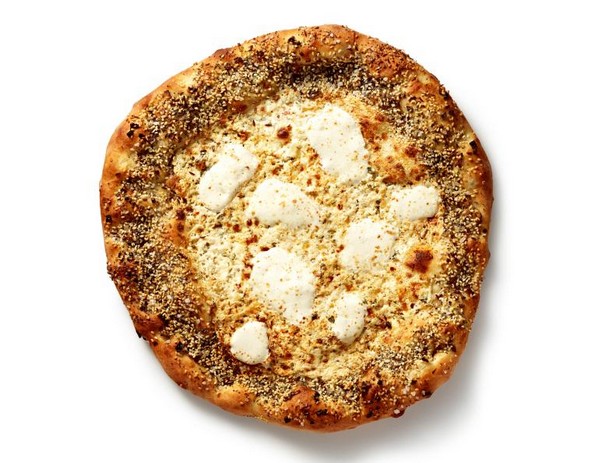 Weiße Pizza mit Sesam, Mohn und Kreuzkümmel