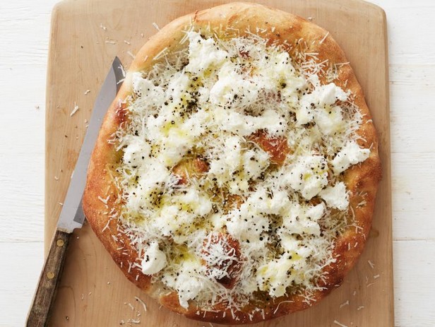 Pizza mit Käse und schwarzem Pfeffer "Cacio e pepe"