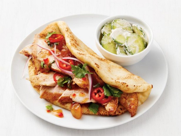 Scharfe Hähnchen-Naan-Wraps