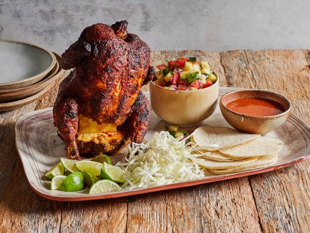 Ganzes Hähnchen auf Ananas für Tacos