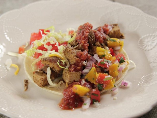 Tacos mit Ranch-Hähnchen, Bohnen und Salsa für eine Taco-Bar