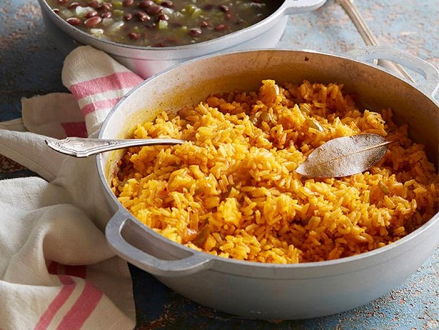 أرز أصفر مع فاصوليا سوداء