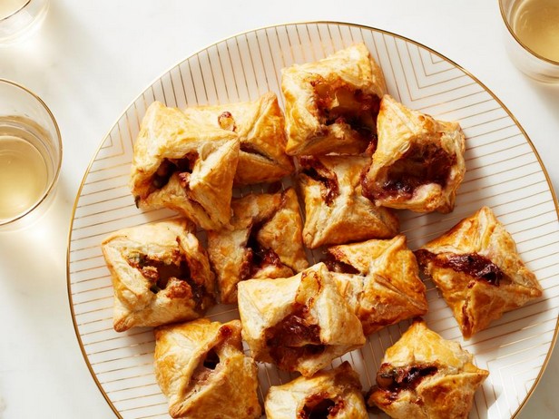 Brie- und Preiselbeersauce-Puffs