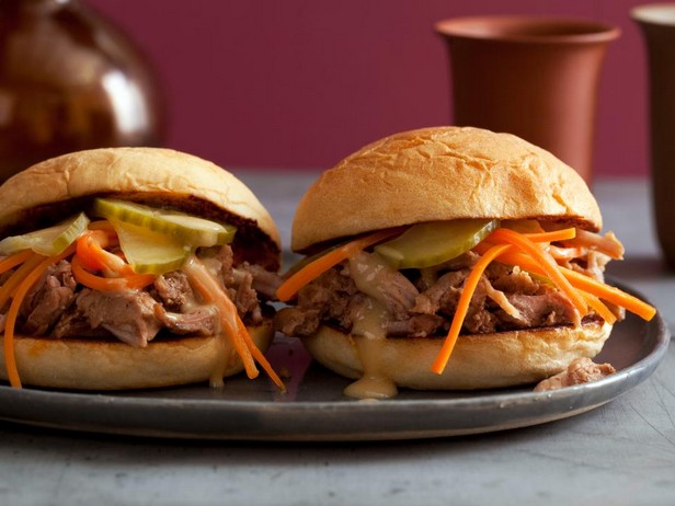 Sandwiches nach chinesischer Art mit Schweinefleisch und eingelegtem Gemüse in Senfsauce
