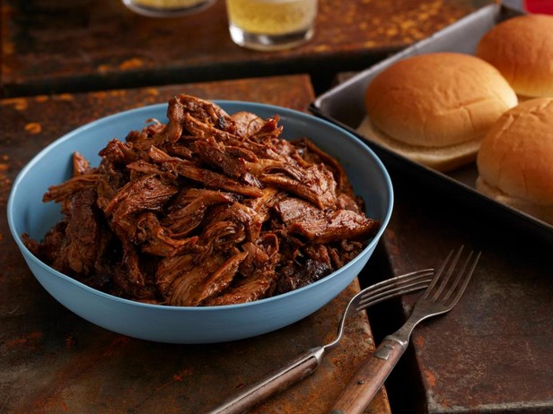 Schweineschulter in Bier mit Barbecue-Sauce