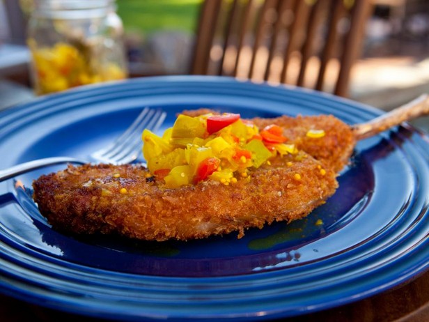 Schweinefleisch am Knochen mit grünem und mexikanischem Tomatenrelish