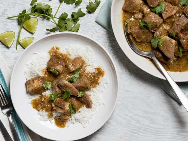 Geschmortes Schweinefleisch mit Salsa Verde