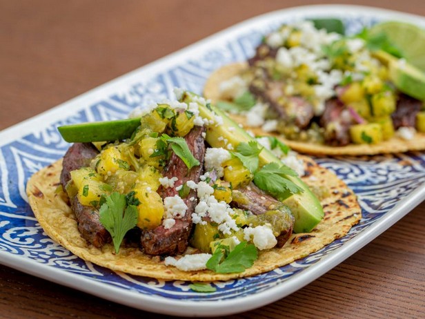 Steak-Tacos mit Ananas-Salsa und Tomatillo-Sauce