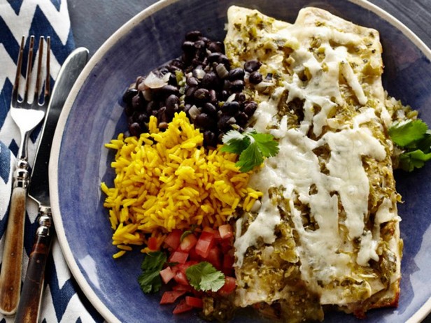 Hühnchen-Enchiladas mit Chili-Salsa und gerösteten Tomatillos