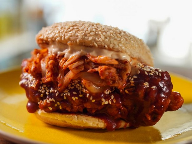 Gebratenes Hähnchensandwich mit Gochujang-Paste