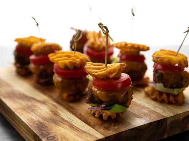 Zubereitung - Mini-Fleischbällchen-Sandwiches mit Pommes frites und Essiggurken