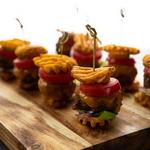 Mini-Sandwiches mit Fleischbällchen, Pommes frites und Essiggurken