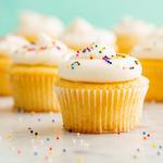 Hausgemachte gelbe Cupcakes mit Sahne