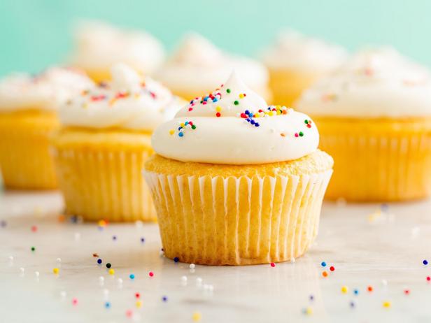 Rezept für selbstgemachte gelbe Cupcakes mit Buttercreme