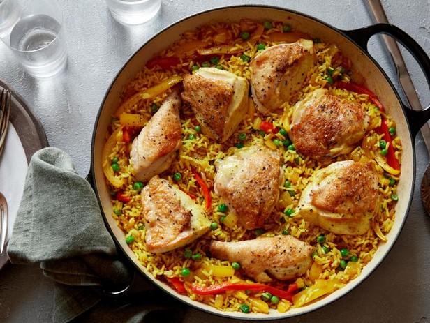 Hähnchen nach kubanischer Art mit Paprika und gelbem Reis aus dem Ofen