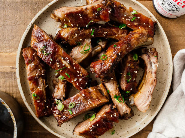 Rezept für klebrige Hoisin-glasierte Schweinerippchen