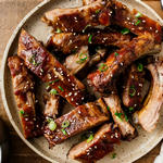 Schweinerippchen in klebriger Hoisin-Glasur
