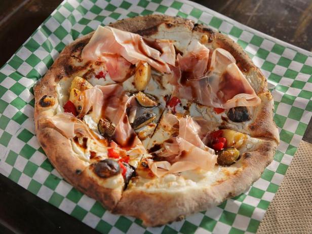 Zubereitung - Pizza nach sizilianischer Art mit Prosciutto, Feigen und Balsamico-Essig