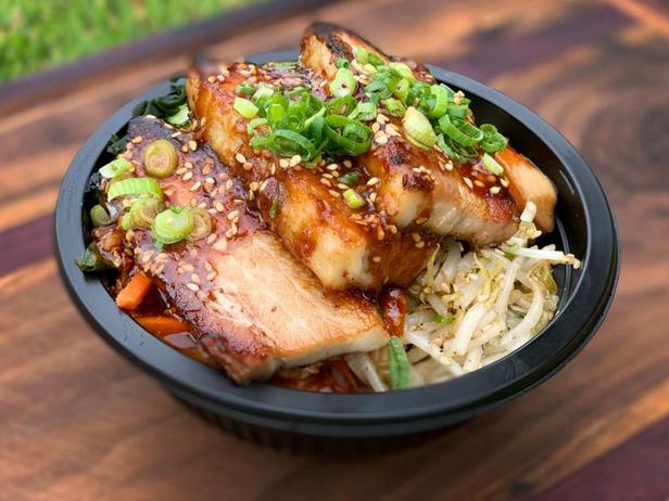 Zubereitung - Seoul Bowl mit knusprigem Schweinebauch und eingelegtem Gemüse