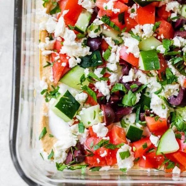 Wie man griechischen 7-Schichten-Hummus-Dip zubereitet