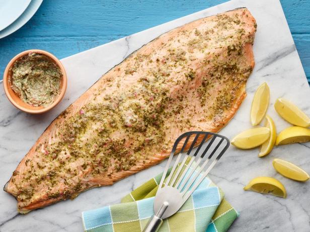 Zubereitung - Gegrillter ganzer Lachs in Kräuterbutter