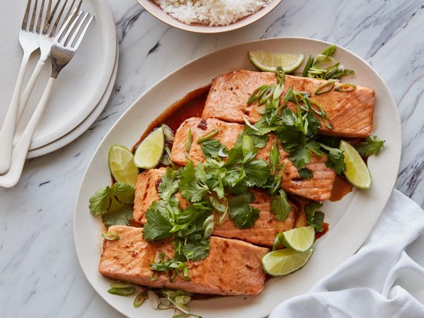 Langsam gegarter Lachs mit Ingwer und Sojasauce