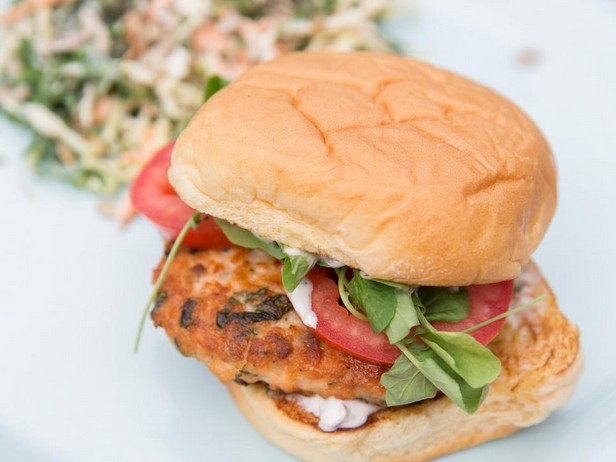 Lachsburger mit Aioli und Grünkohl