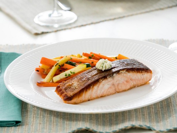 Knusprig panierter Lachs mit Kräuterbutter