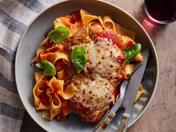 Panierte und frittierte Hähnchenbrust mit Käse