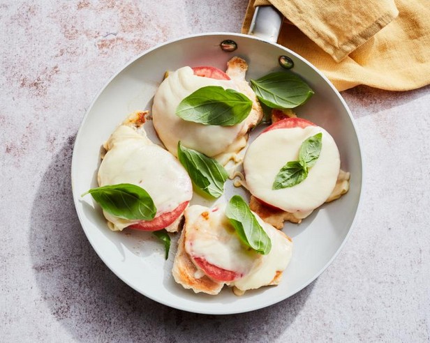 Gebratene Hähnchenbrust mit Mozzarella und Tomaten (kein Auftauen erforderlich)