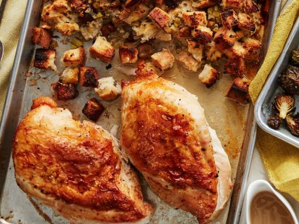 Rezept für ein festliches Blechgericht: Putenfilet mit gefüllten Kartoffeln, Rosenkohl und Preiselbeeren