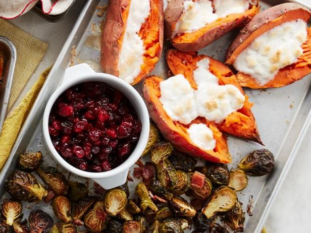 Festliches Blechgericht: Putenfilet mit gefüllten Kartoffeln, Rosenkohl und Preiselbeeren