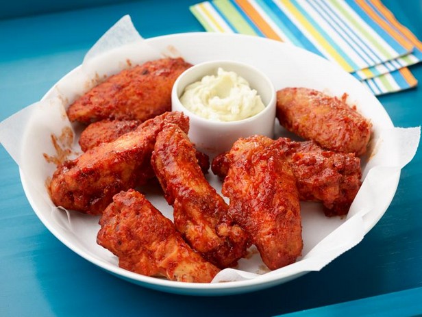 BBQ-Hähnchenflügel in Butter mit Blauschimmelkäse