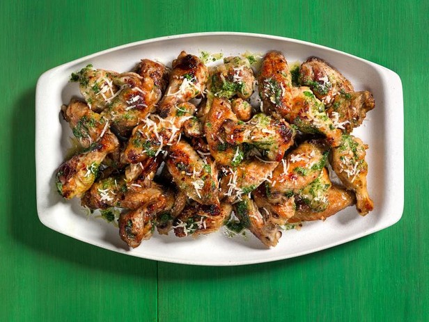 Scharfe Hähnchenflügel mit Pesto-Sauce