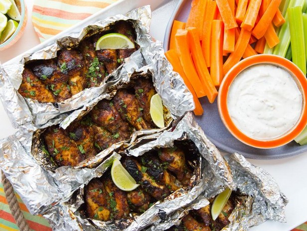 Süß-scharfe gegrillte Hähnchenflügel in Folie