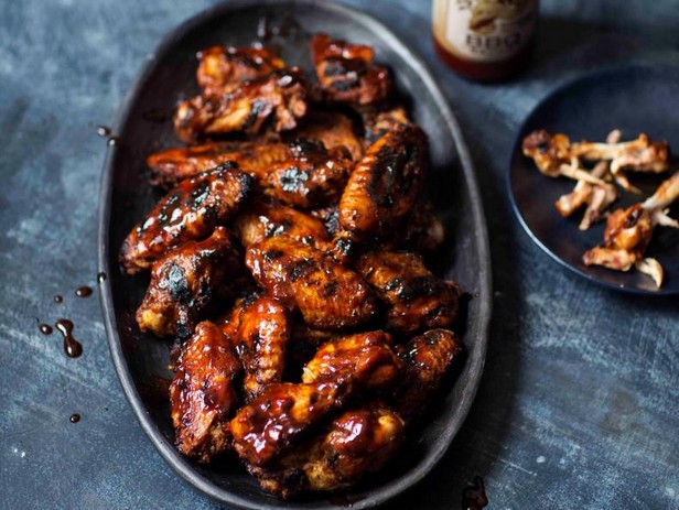 Geräucherte Hähnchenflügel mit Barbecue-Sauce
