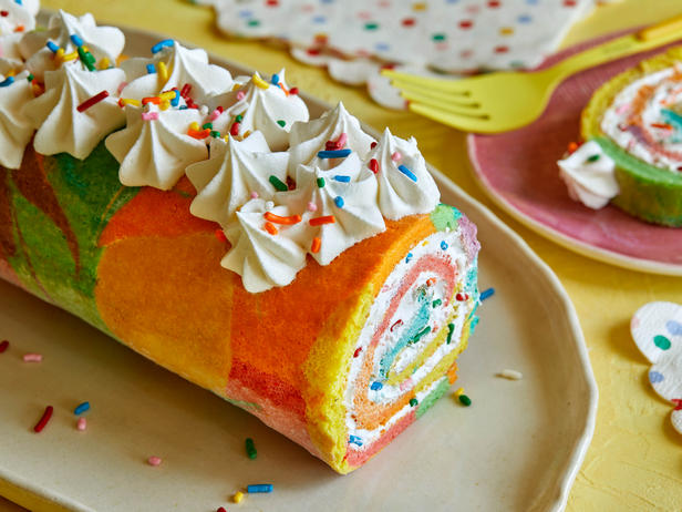 So wird's gemacht: Biskuitrolle mit Eiweißcreme