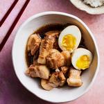 Thit kho trung: Vietnamesisches Schmorgericht mit Schweinefleisch und Eiern in Kokosbrühe