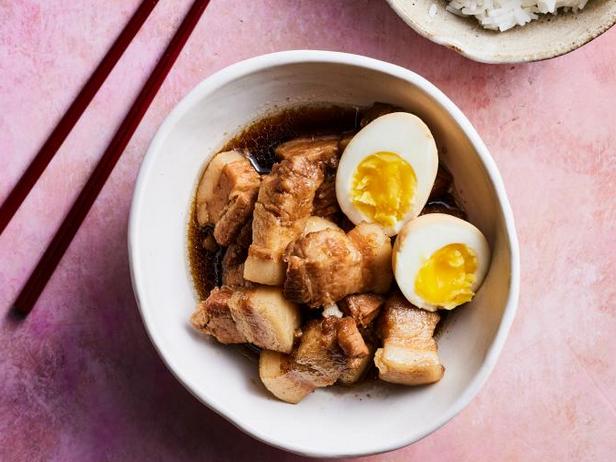 Wie man Thit Kho Trung zubereitet: Vietnamesischer Schweinefleisch-Eier-Eintopf in Kokosbrühe
