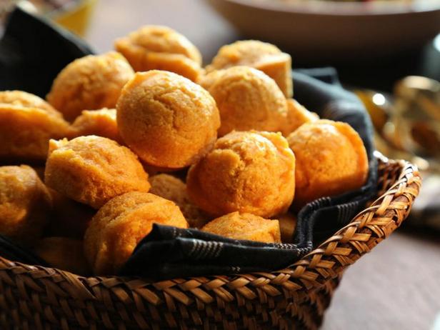 Wie man würzige Mini-Mais-Muffins zubereitet