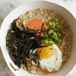 Haferflocken-Ei-Bowl zum Frühstück