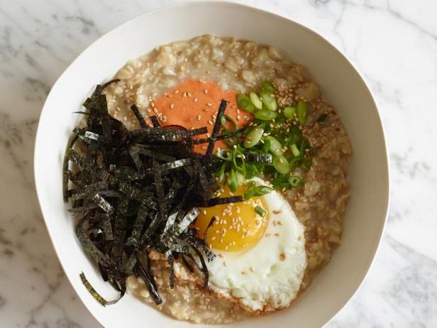 So bereiten Sie eine Frühstücksbowl mit Haferflocken und Ei zu