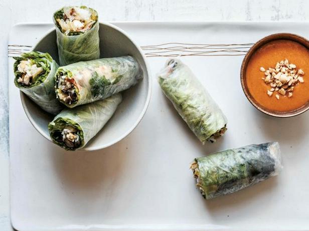 Wie man vietnamesische Tofu-Röllchen in Reispapier zubereitet