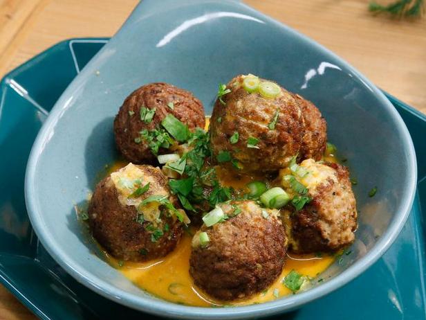 Wie man vegetarische Fleischbällchen in Currysauce zubereitet