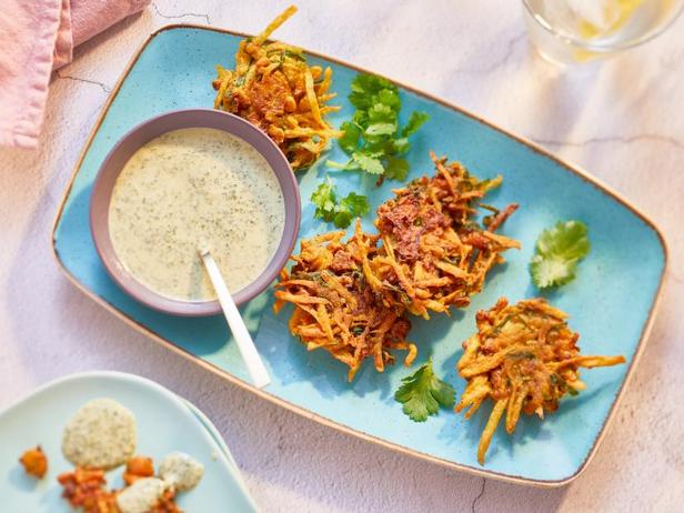 Wie man Kartoffel-Pakoras mit Joghurtsauce zubereitet