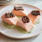 Pochierter Lachs in Green-Goddess-Sauce (Keto-Diät)